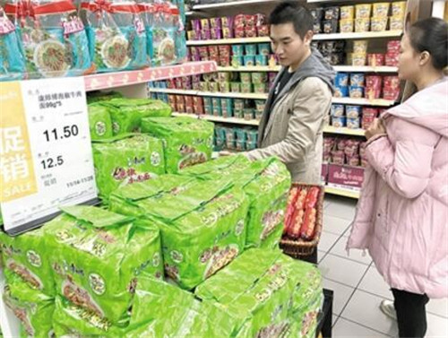 市民在超市內(nèi)購買方便面。
