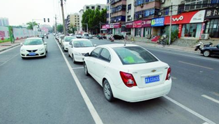 來(lái)看鄭州首創(chuàng)“內(nèi)嵌式”停車位長(zhǎng)啥樣？