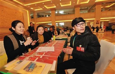 政協(xié)委員抵京報到 政協(xié)委員抵京報到