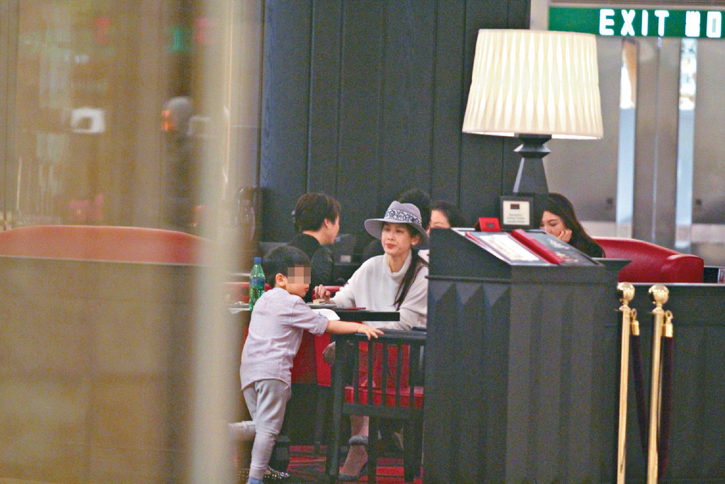 黃圣依帶兒現(xiàn)身香港被疑為愛子落戶做準(zhǔn)備 黃圣依帶兒現(xiàn)身香港被疑為愛子落戶做準(zhǔn)備