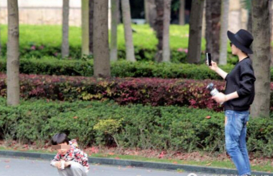 孫儷不時拿出手機(jī)替等等拍照。