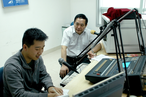 河南省政府安委會副主任、省安全生產(chǎn)監(jiān)督管理局黨組書記、局長張國輝做客《安全河南》直播室