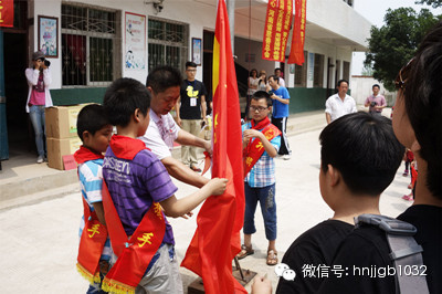 在莊嚴(yán)肅穆的國(guó)歌聲中，五星紅旗冉冉升起。學(xué)校的全體師生、愛(ài)心車(chē)隊(duì)的全體成員，共同經(jīng)歷了一次特殊的升旗