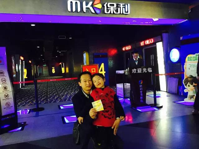 再來看兩個萌娃，表情都好有戲！