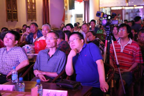 信息廣播總監(jiān)李金鋒（左1）、副總監(jiān)魏志剛（左2）、副總監(jiān)陳德年（左3）