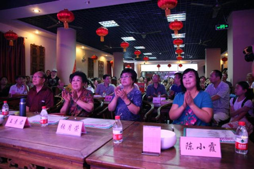 我省著名豫劇表演藝術(shù)家素君（左2）、常香玉弟子、國家一級演員張?jiān)聵s（右2）