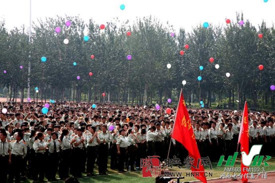 鄭大新生放飛代表夢(mèng)想，感恩的氣球