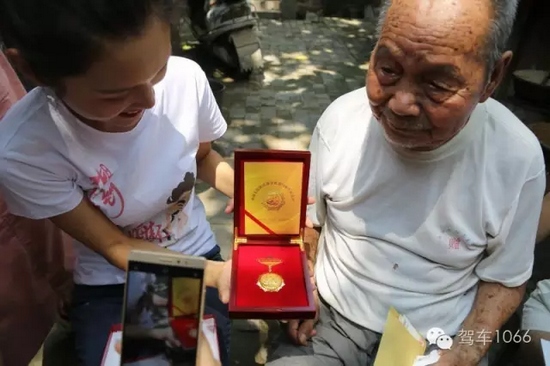 老兵聽(tīng)不到我們?cè)谡f(shuō)什么，今年98了。