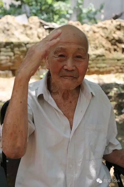 老兵身子骨不行了，九十多歲了……也許軍禮不那么標(biāo)準(zhǔn)了，但是這一幕還是感動(dòng)到了我們……