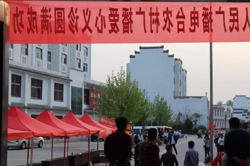 在大家的齊心努力下，終于在天黑前將第二天義診活動(dòng)場(chǎng)地搭建好了。