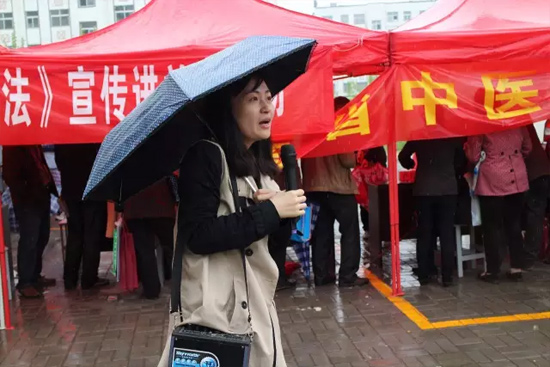 《健康河南》主播柳青也一直在雨中，不畏寒冷，引導(dǎo)大家排隊(duì)掛號(hào)，指路，排憂解難……