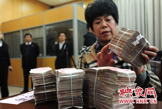當(dāng)天共發(fā)放執(zhí)行款4110萬(wàn)元。其中，支票4018萬(wàn)元，現(xiàn)金92萬(wàn)元。