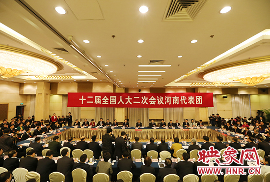 3月5日下午，第十二屆全國人代會河南代表團(tuán)召開全體會議，議論政府工作報(bào)告。