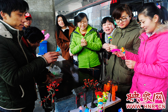 慶?！叭藡D女節(jié)” 鄭州B1路司機(jī)為女車長(zhǎng)免費(fèi)捏面人
