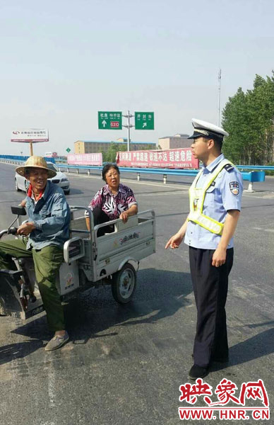 為抄近道走親戚，開封老漢騎電動三輪車上高速。