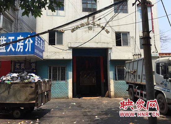 城北路環(huán)衛(wèi)中轉(zhuǎn)站門(mén)前的垃圾車(chē)裝滿了生活垃圾，腐臭味撲面而來(lái)