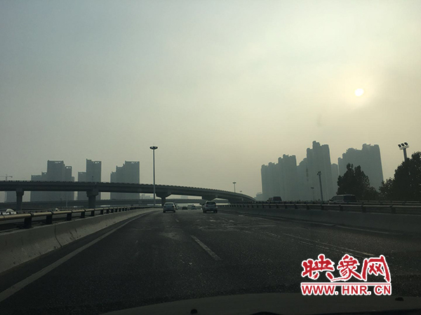 限行首日，三環(huán)橋上橋下，車輛不多，交通狀況良好。