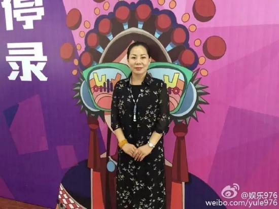 河南大愛劇團代表張艷紅講述自己帶領(lǐng)團里的演員參與挑戰(zhàn)的故事。