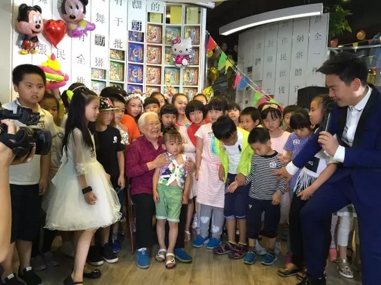 　　豫劇表演藝術(shù)家高潔老師和孩子們?cè)谝黄?，講述自己和戲曲的故事，祝福所有的小朋友節(jié)日快樂。