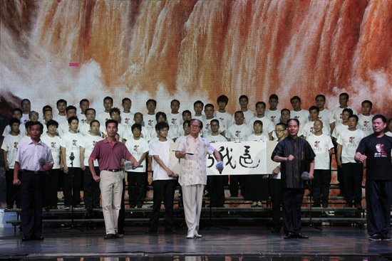 著名表演藝術(shù)家、唐派傳人賈廷聚（中），率眾弟子演唱唐派經(jīng)典名段《還我河山》