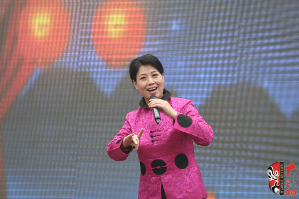 著名曲劇表演藝術(shù)家、中國(guó)戲劇梅花獎(jiǎng)獲得者方素珍演唱曲劇《風(fēng)雪配》選段“今日是我出閨的前一天晚上”