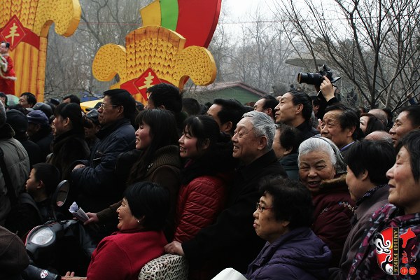 人民公園現(xiàn)場人頭攢動，其他媒體記者不得不舉起相機拍照