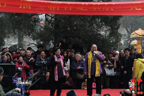 著名豫劇表演藝術家楊華瑞（左）、王善樸（右）合唱歌曲《天不下雨天不刮風天上有太陽》