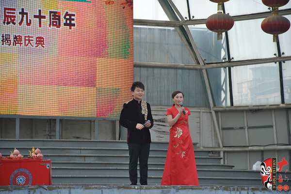 主持人：河南電臺(tái)戲曲廣播副總監(jiān)張彤（右）、著名戲曲節(jié)目主持人、戲曲廣播當(dāng)家小生月陽（左）