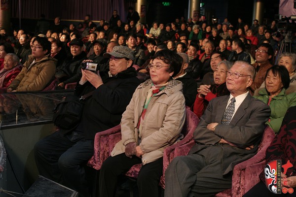 著名豫劇表演藝術(shù)家張?jiān)聵s(中)、臺灣知名學(xué)者趙明普(右)
