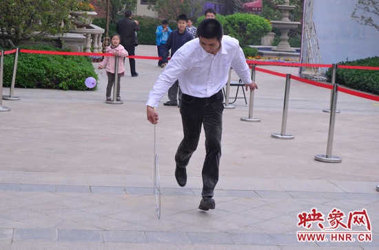 說是比賽，其實(shí)就是活力的釋放，就是開心的海洋，丟沙包、踢毽子、三人四足、滾鐵環(huán)等項(xiàng)目
