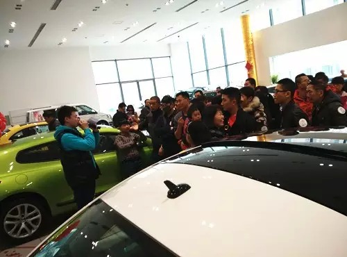 現(xiàn)場活動由私家車廣播《999車生活》主播飛揚、佳雨主持，新年呵護，溫暖你一路。