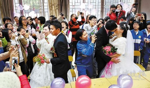 10對老師新人在校園里舉行集體婚禮，在教室里接新娘、拜堂