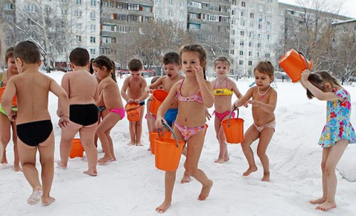 幼兒園的兒童身穿泳裝，在零下25度的雪地里沖涼水澡。