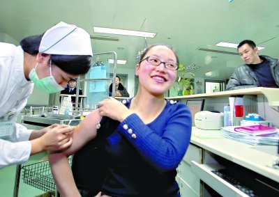 昨日，向雪敏在同濟(jì)醫(yī)院血液科病房打動(dòng)員劑，丈夫陳武右在身后注視著妻子 記者傅克強(qiáng)