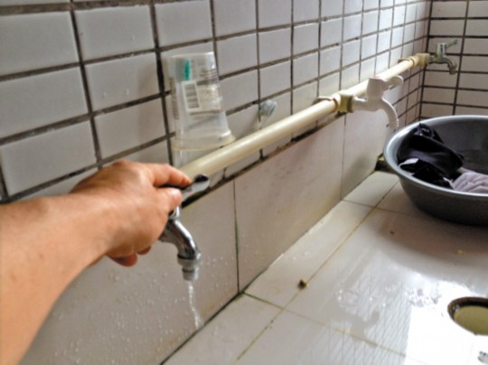 宿舍沒(méi)水學(xué)生接雨水洗澡？學(xué)校稱(chēng)是學(xué)生惡作劇