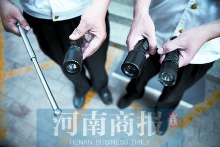 鄭州8名小學(xué)生持警棍、電擊槍街頭“火拼”