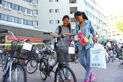 前天，兩名新生在登記后領(lǐng)取了自己的“愛心車”