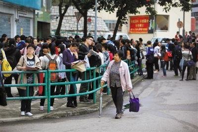 2012年12月1日早晨，香港一處SAT考場(chǎng)，考生在等候進(jìn)場(chǎng)