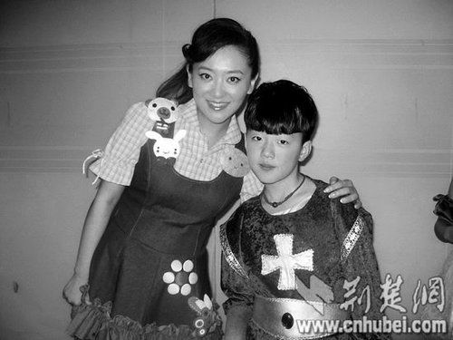 楊光參加央視節(jié)目表演時，同主持人月亮姐姐合影