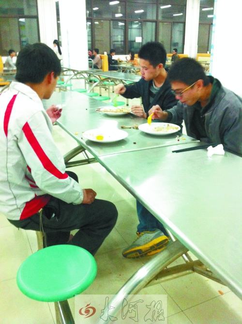在鄭州一所高校食堂內(nèi)，大多數(shù)學(xué)生都是“光盤族”