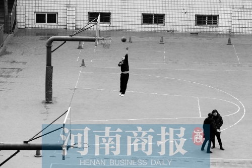 目前，鄭州市有超過30所學校對社會開放體育設施