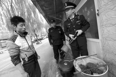 一餐館違規(guī)使用煤爐，被麥子店城管隊(duì)責(zé)令停止，并限期清除所屯的蜂窩煤