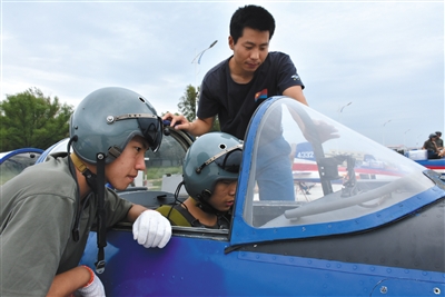8月26日，來自吉林、湖北、山東的青少年航空學校的高中學生，進行了首次飛行體驗活動