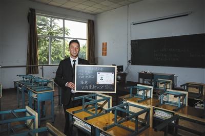 　張俊成，41歲，曾是北京大學(xué)的一名保安。1995年，通過成人高考，考上了北京大學(xué)法律系(?？?，被媒體稱為“北大保安高考第一人”，現(xiàn)為長(zhǎng)治市一所中等職校的校長(zhǎng)