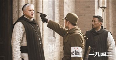 梅甘（左）、安西滿（右）與日本兵對峙的一幕。