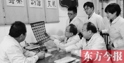 杜氏家人在醫(yī)學業(yè)務會議上探討學習 杜氏家人在醫(yī)學業(yè)務會議上探討學習