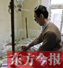 54歲的老楊把自己當(dāng)做護(hù)士，不離不棄照顧著已成“植物人”的母親