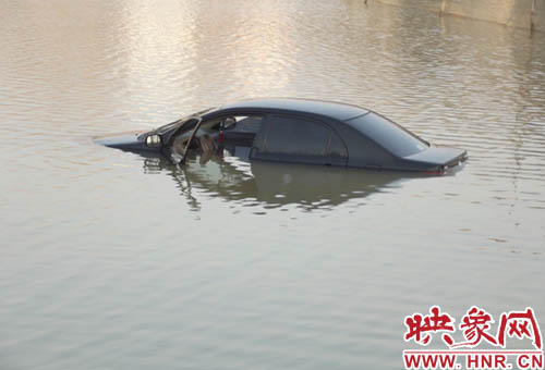 3月10日清晨，一輛黑色轎車掉入民權(quán)縣東沙河中