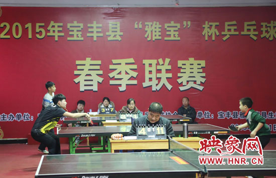 2月22日，河南省寶豐縣兩名乒乓球參賽選手在比賽中激烈角逐。
