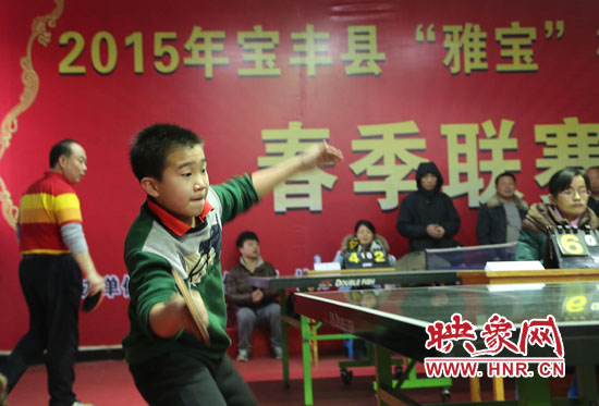 2月22日，乒乓球參賽選手在河南省寶豐陽光青少年俱樂部迎新春乒乓球春季聯(lián)賽，選手在比賽中激烈角逐。